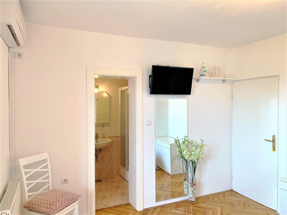 Apartment And Rooms Milak Раб Экстерьер фото